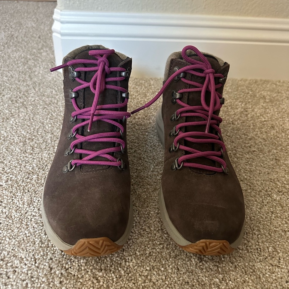 Brand new Merrill Women’s hikers